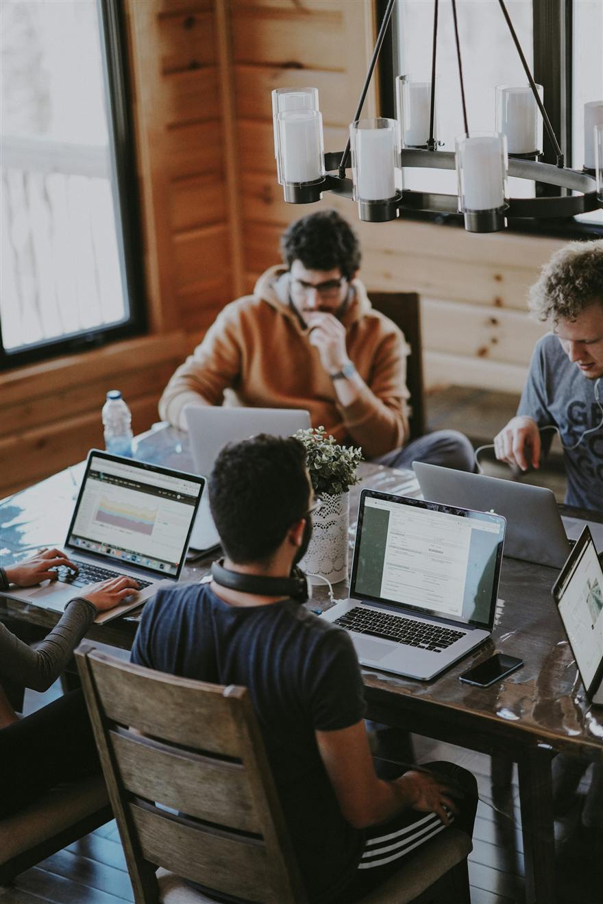 Personas colaborando con laptops en un espacio de trabajo