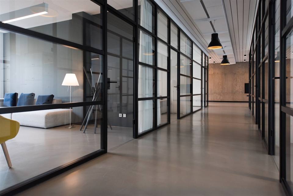 Espacio de trabajo moderno y luminoso