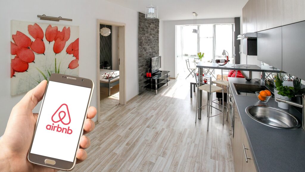 Imagen de una representación de cómo funciona Airbnb, hablando del empleo remoto