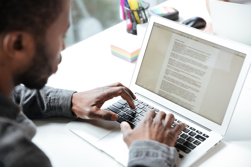 Imagen de una persona usando herramientas de escritura con IA